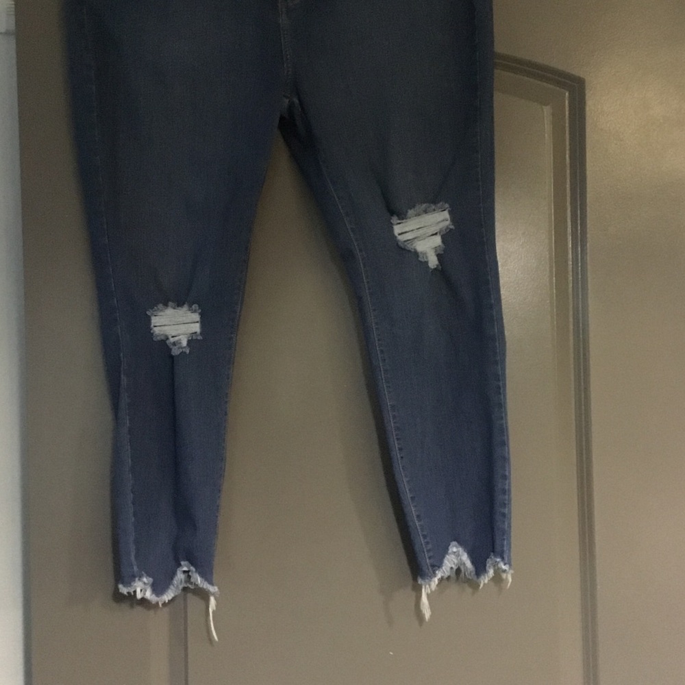 Fashion Nova Ripped Ankle Jeans in Blue